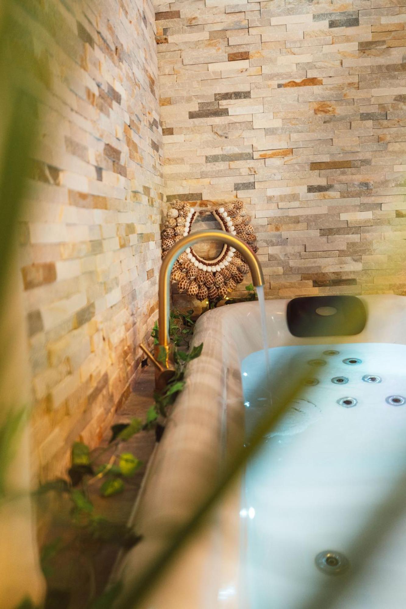 Suite And Spa La Perla Bianca Grabels Экстерьер фото